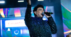 ¿Que le pasó? Ernesto Pimentel sufrió incidente en pleno concierto de Corazón Serrano