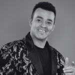 Fallece Alex Bueno, emblemático cantante dominicano y autor de “Jardín Prohibido”