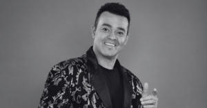 Fallece Alex Bueno, emblemático cantante dominicano y autor de “Jardín Prohibido”
